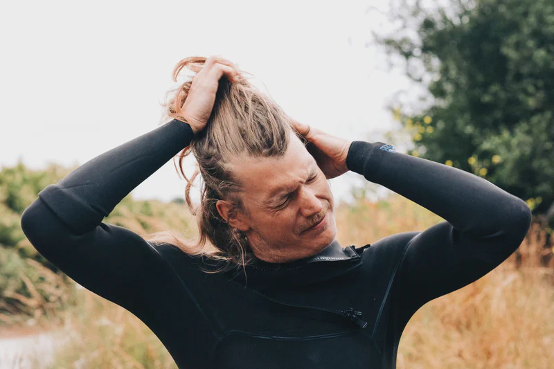 Les cheveux plein de sel et de noeuds