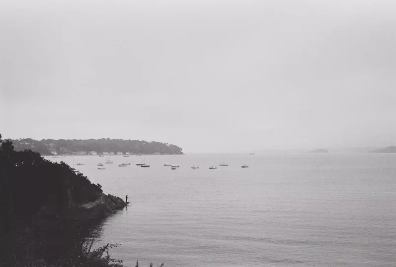 bateaux en noir et blanc