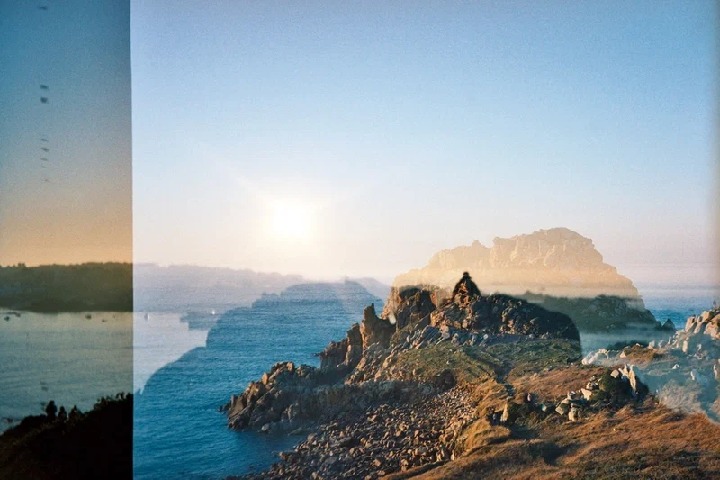 Double exposition de la mer et d’une côte rocheuse au soleil