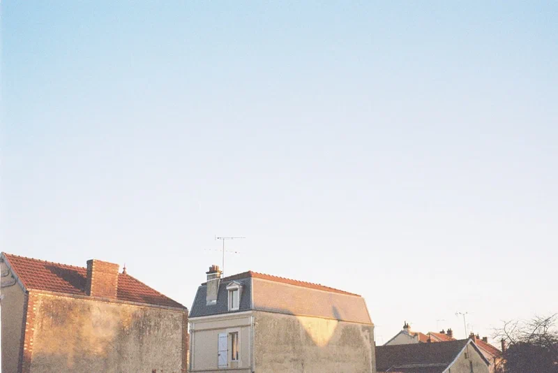Toits de maisons de village sous un ciel clair
