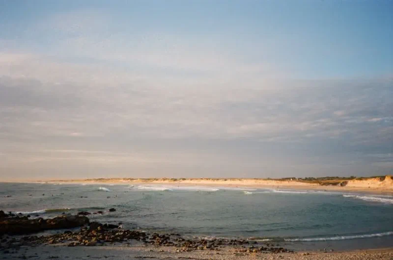 Grande baie sauvage au coucher du soleil