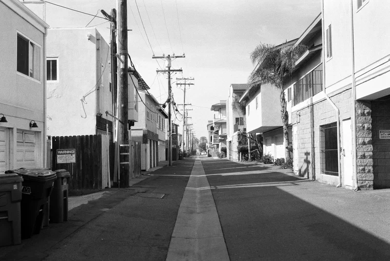 Ruelle de Californie avec poteaux électriques, en noir et blanc