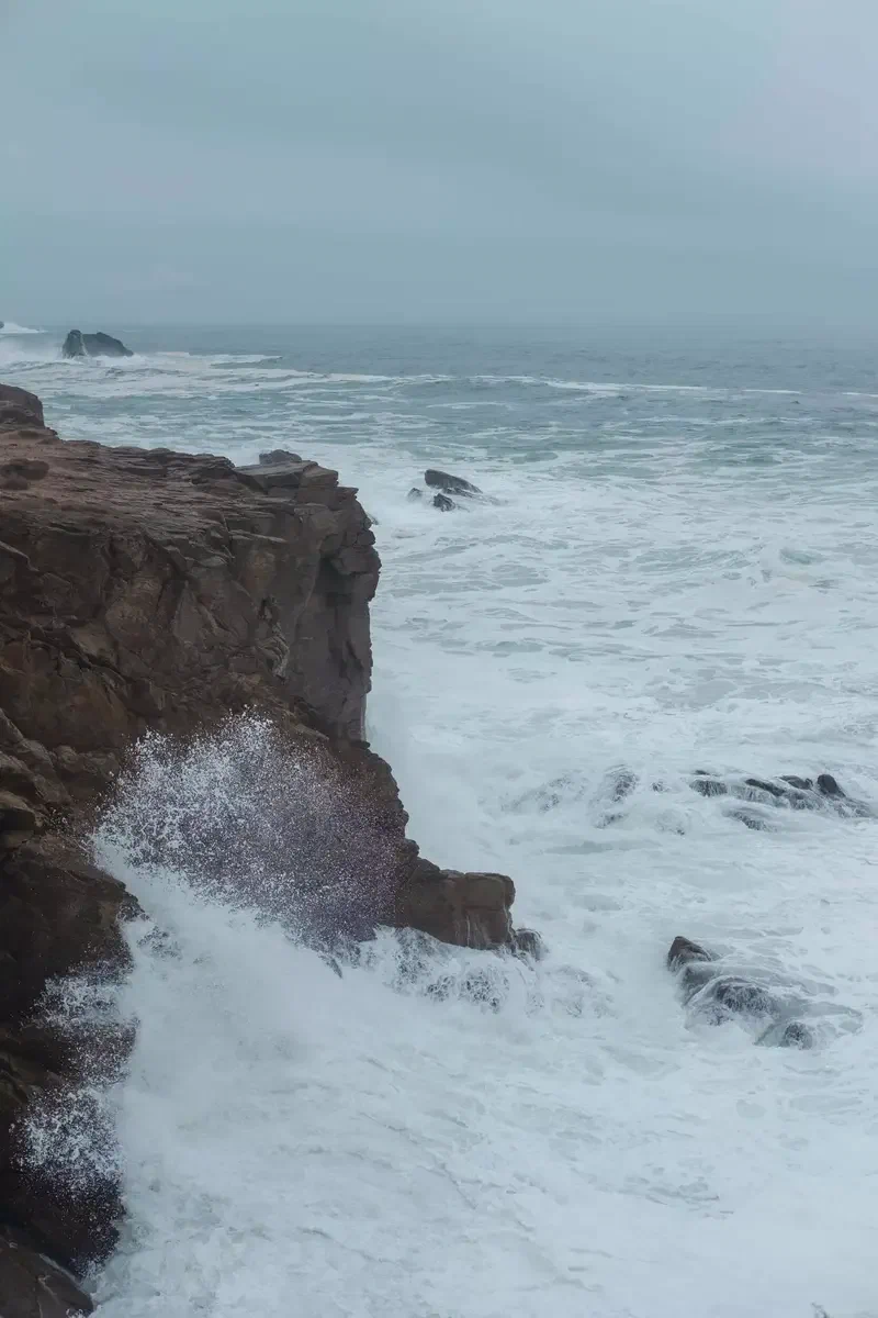 Vagues qui se brisent sur les rochers de la côte sauvage de Quiberon