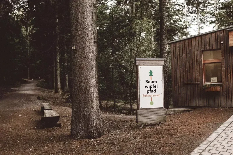 Entrée du Baumwipfelpfad avec son panneau en bois