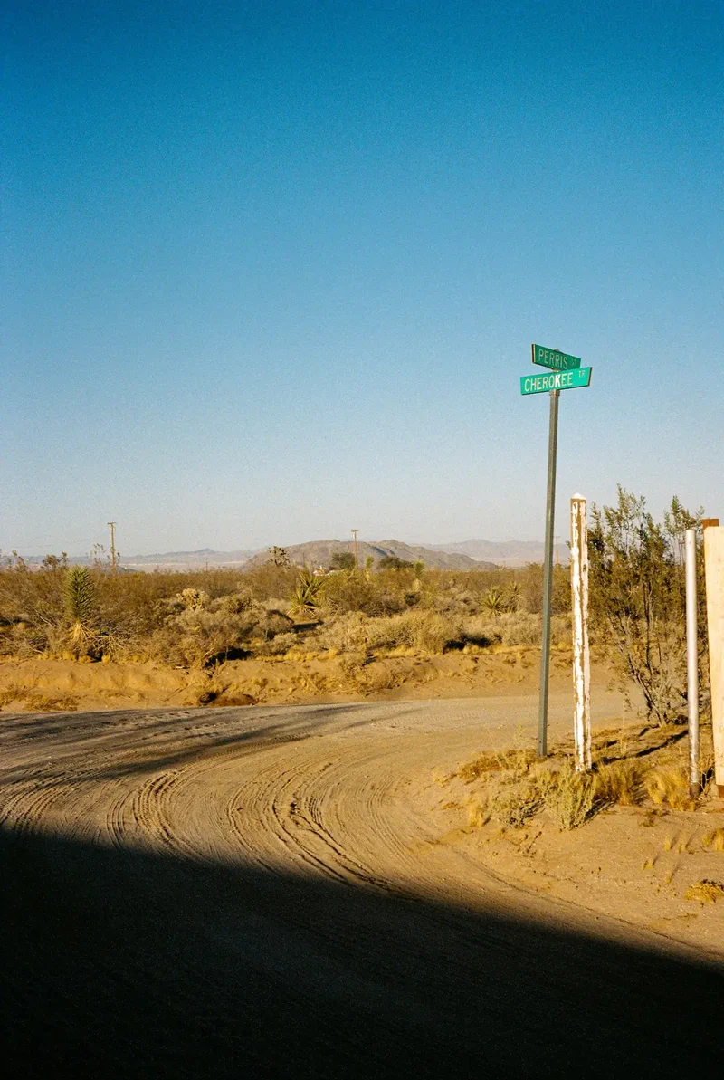 Carrefour de pistes dans le désert de Joshua Tree