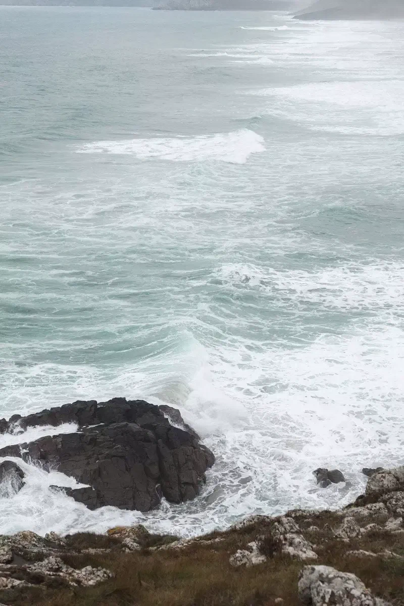 Vagues qui se brisent sur les rochers à la Palue