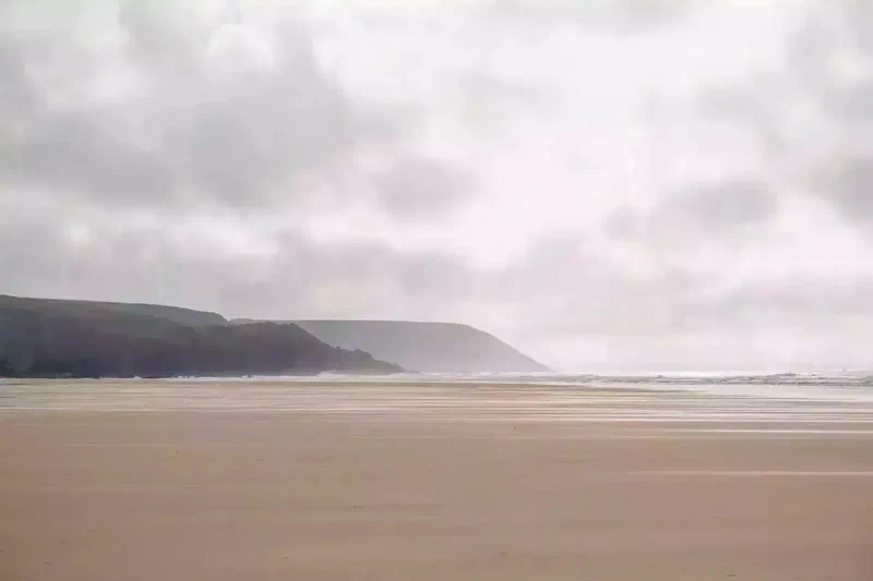 Plage de la Palue à marée basse, pointe dans la brume
