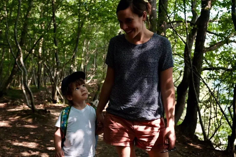 Une mère et son fils qui rient sous les arbres