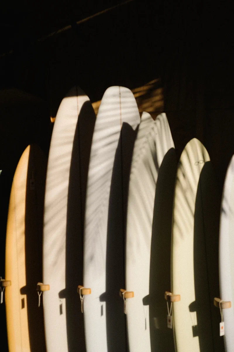 Rangée de longboards dans l'ombre d'un atelier