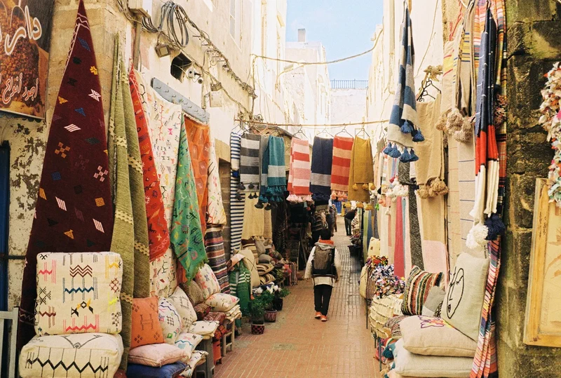 Ruelle de souk couverte de tapis et de tissus