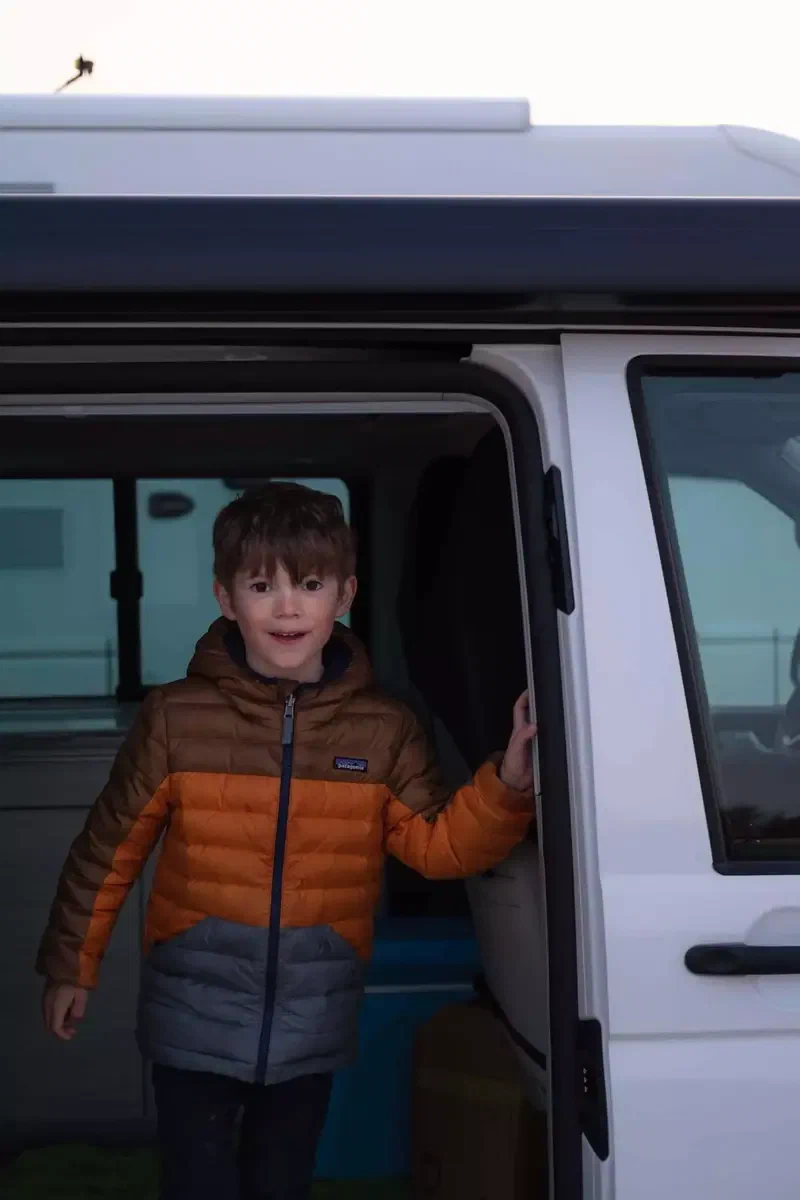 Enfant à la porte coulissante du van
