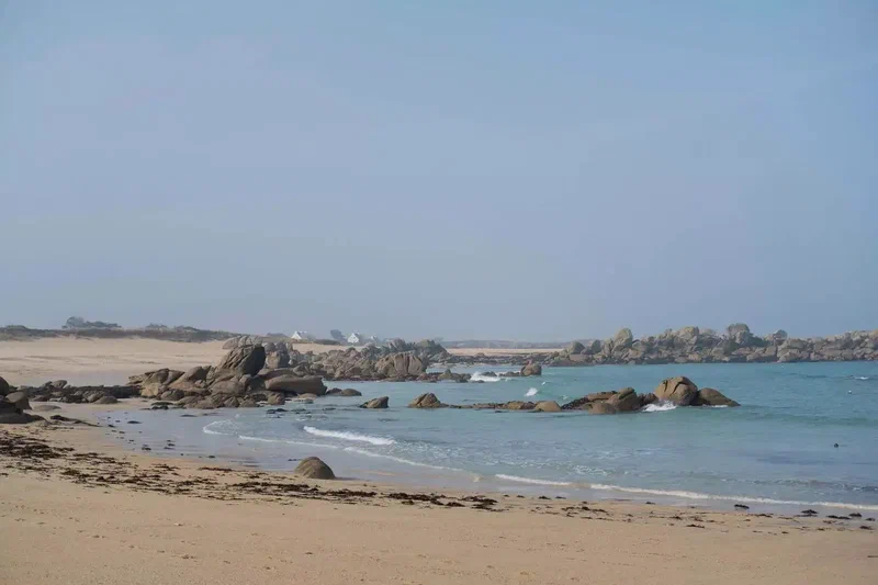 Plage et rochers de granit en Bretagne Nord