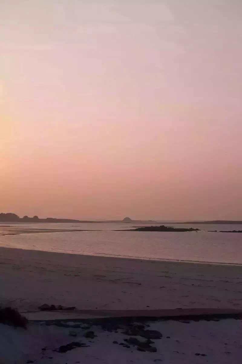 Ciel rose et plage à marée basse