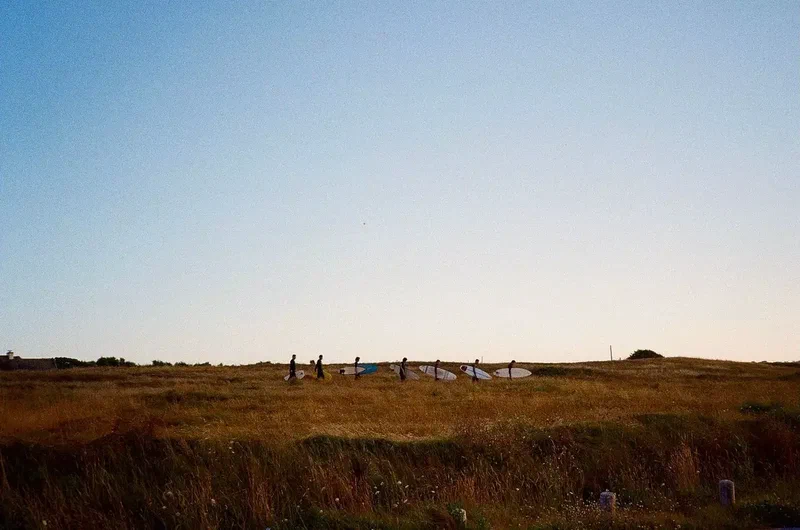 Promeneurs au loin sur la lande de la pointe de la Torche