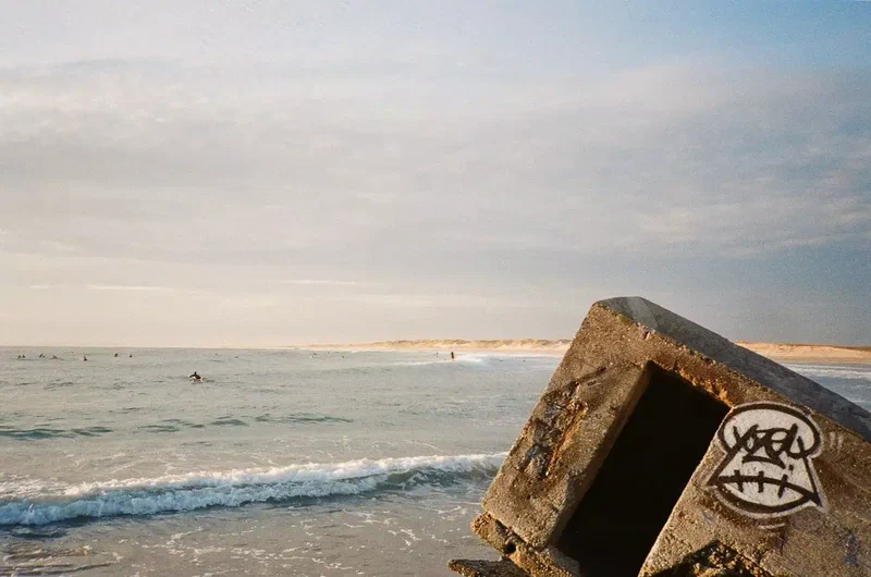 Blockhaus tagué sur la plage face aux vagues