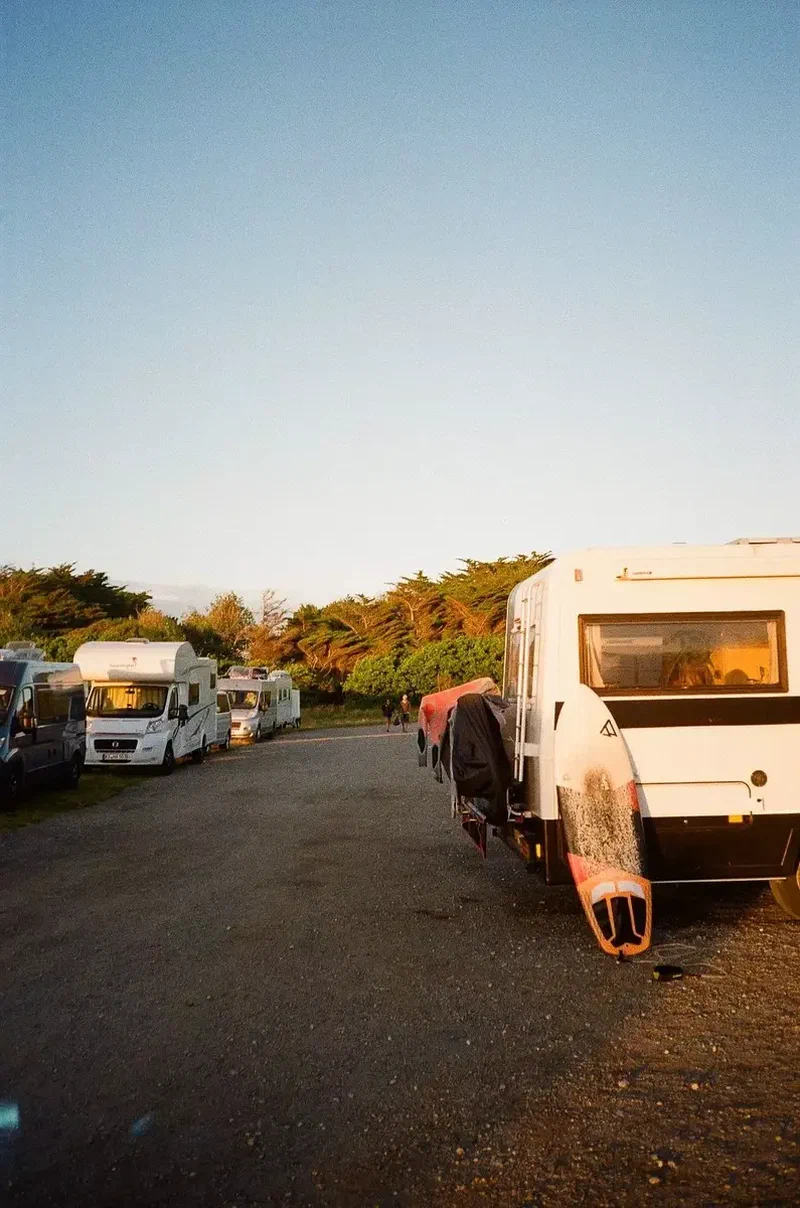 Camping-cars garés au bord de la route au soleil couchant